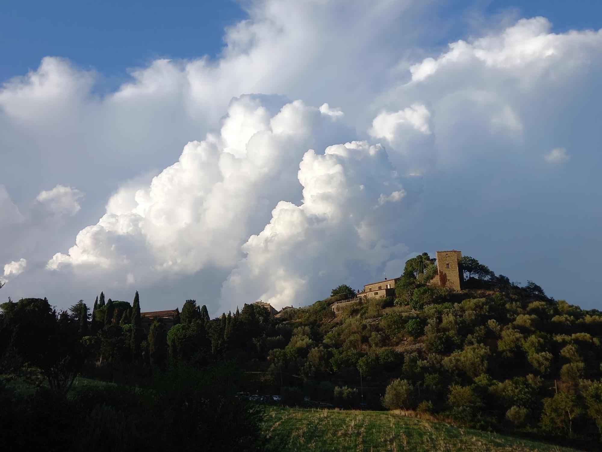 Appartamento Con Vista Panoramica ปีเอนซา ภายนอก รูปภาพ